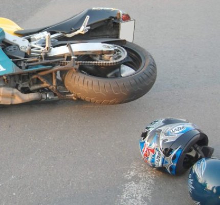 Un motociclist a ajuns la spital după ce a intrat în coliziune cu o maşină parcată